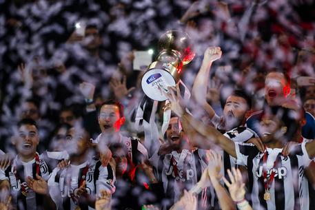 Juventus' players celebrate with the trophy after winning the Italy Cup's Final soccer match Juventus FC vs AC Milan at Olimpico stadium in Rome, Italy, 09 May 2018.
ANSA/ANGELO CARCONI
